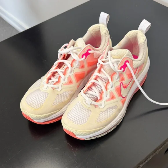 Nike Beige Sneakers with Pink Accents - Picture 4 of 4